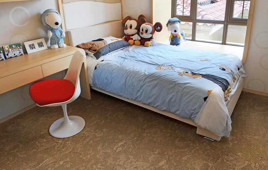 Пробковый пол клеевой Corkstyle Eco Cork Madeira Mocca 915×305×6 фото в интерьере